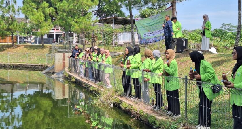 Teknik Lingkungan UIN Walisongo Ikut Rekor MURI Penuangan Eco-Enzyme Terbanyak