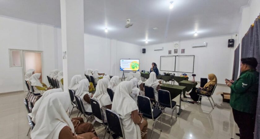 Green Envipreneurship: Prodi Teknik Lingkungan UIN Walisongo Latih Pelajar SMAQT Al Hamidiyah Pati Membuat Mug Ecoprint Bernilai Bisnis